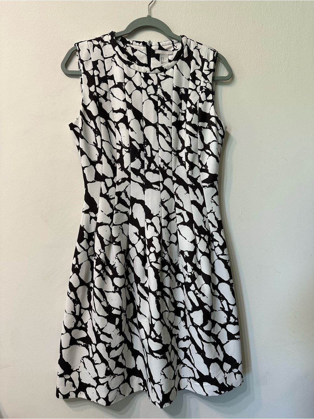 H&M Sleeveless Dress Size 8 Black White Abstract Crackle Print Pleated A-Line